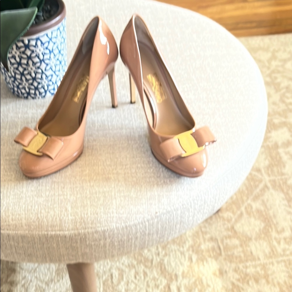 Salvatore Ferragamo Tan Heels with Sophisticated Bow 7c